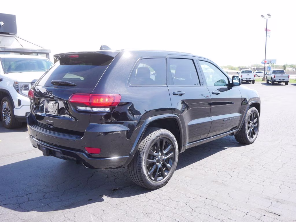 2021 Diamond Black Crystal Pearlcoat Jeep Grand Cherokee Laredo X 4X4 SUV