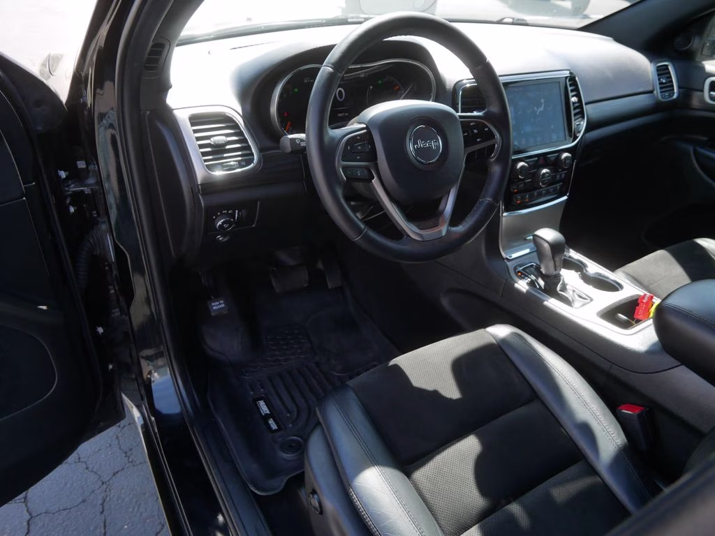 2021 Diamond Black Crystal Pearlcoat Jeep Grand Cherokee Laredo X 4X4 SUV