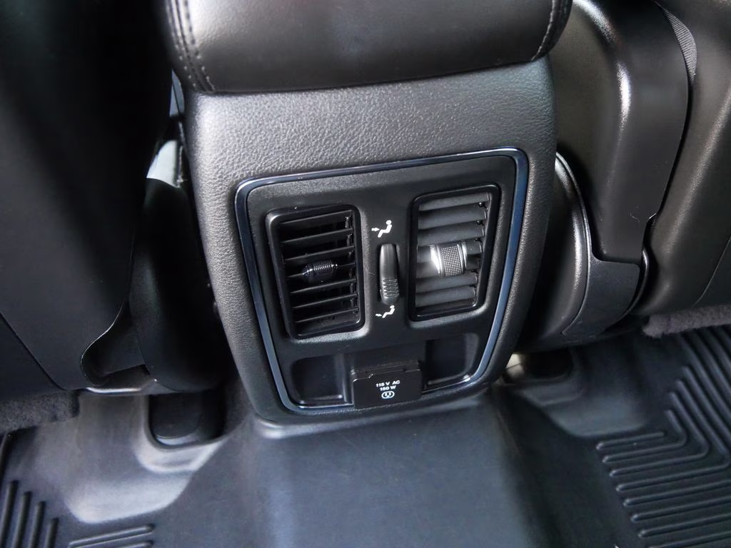 2021 Diamond Black Crystal Pearlcoat Jeep Grand Cherokee Laredo X 4X4 SUV