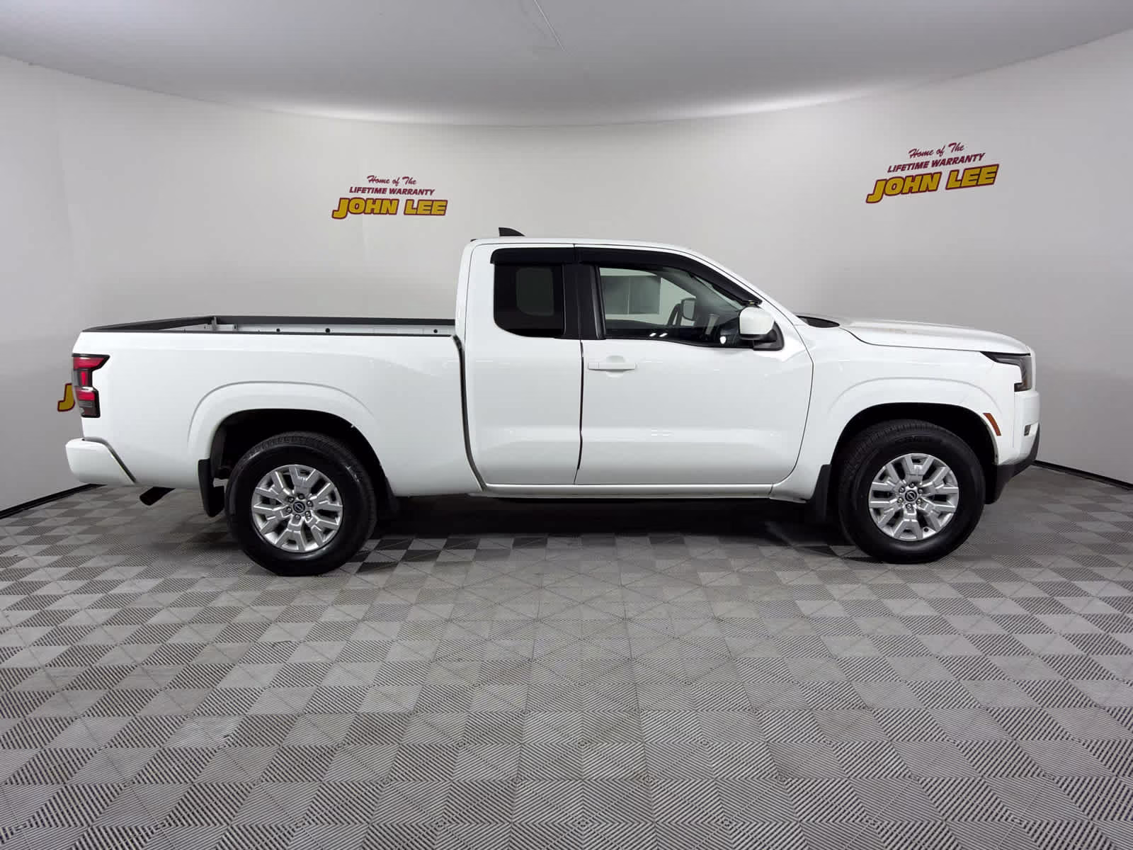 2022 Glacier White Nissan Frontier SV 4X4 Truck