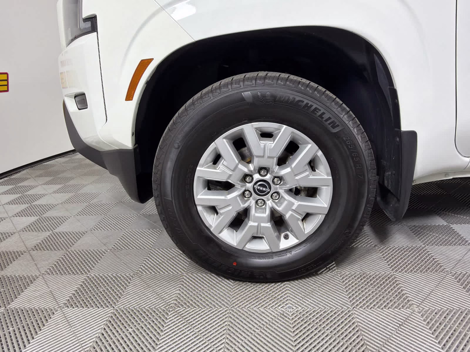 2022 Glacier White Nissan Frontier SV 4X4 Truck