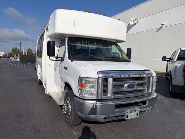 2014 Ford E-Series DRW E-450 Super Duty 158 in WB's photo