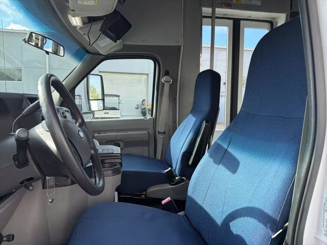 2014 Oxford White Ford E-450SD Base BUS RWD Truck