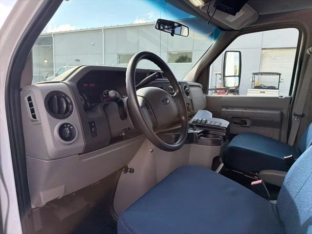 2014 Oxford White Ford E-450SD Base BUS RWD Truck