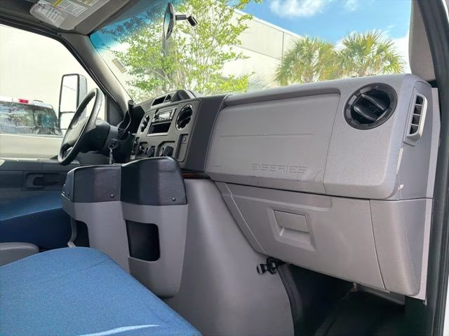 2014 Oxford White Ford E-450SD Base BUS RWD Truck