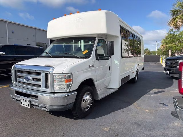 2014 Oxford White Ford E-450SD Base BUS RWD Truck