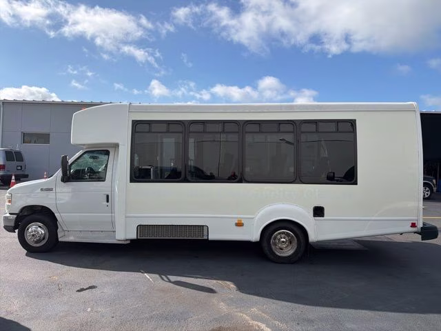 2014 Oxford White Ford E-450SD Base BUS RWD Truck