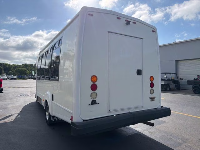 2014 Oxford White Ford E-450SD Base BUS RWD Truck