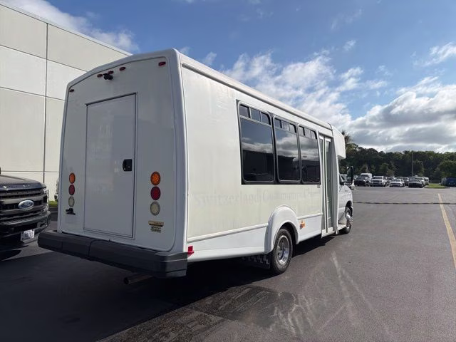 2014 Oxford White Ford E-450SD Base BUS RWD Truck