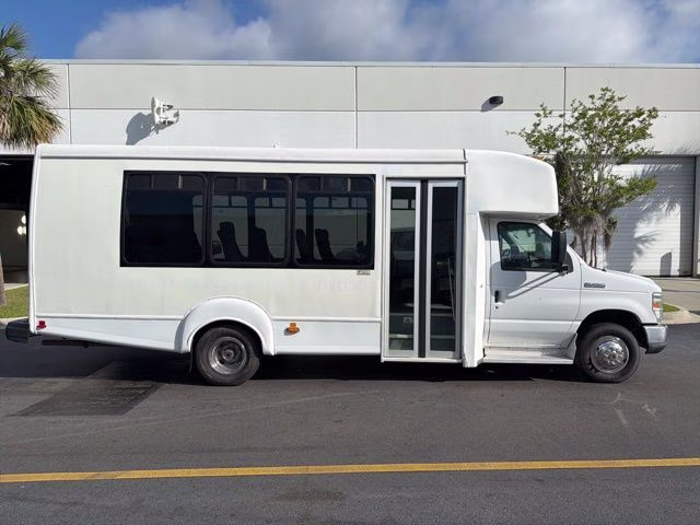 2014 Oxford White Ford E-450SD Base BUS RWD Truck