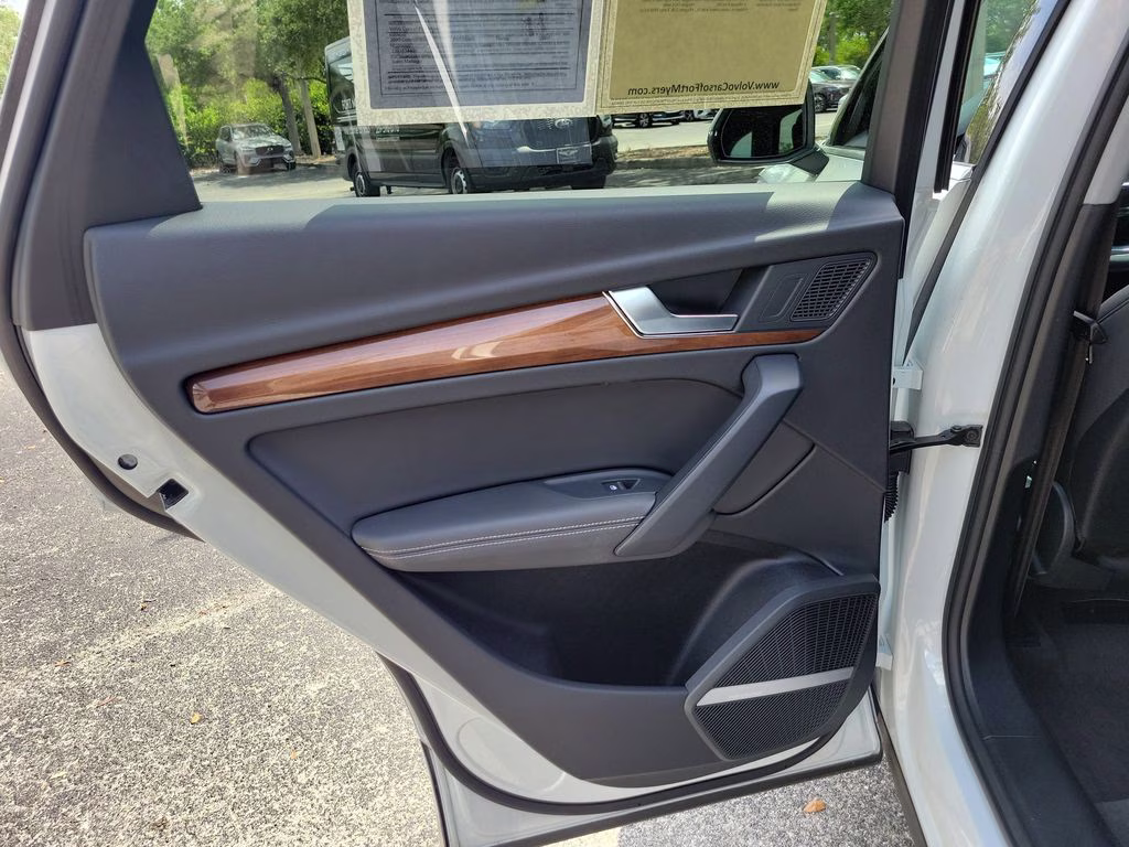 2024 Glacier White Metallic Audi Q5 e S line Premium Plus AWD SUV