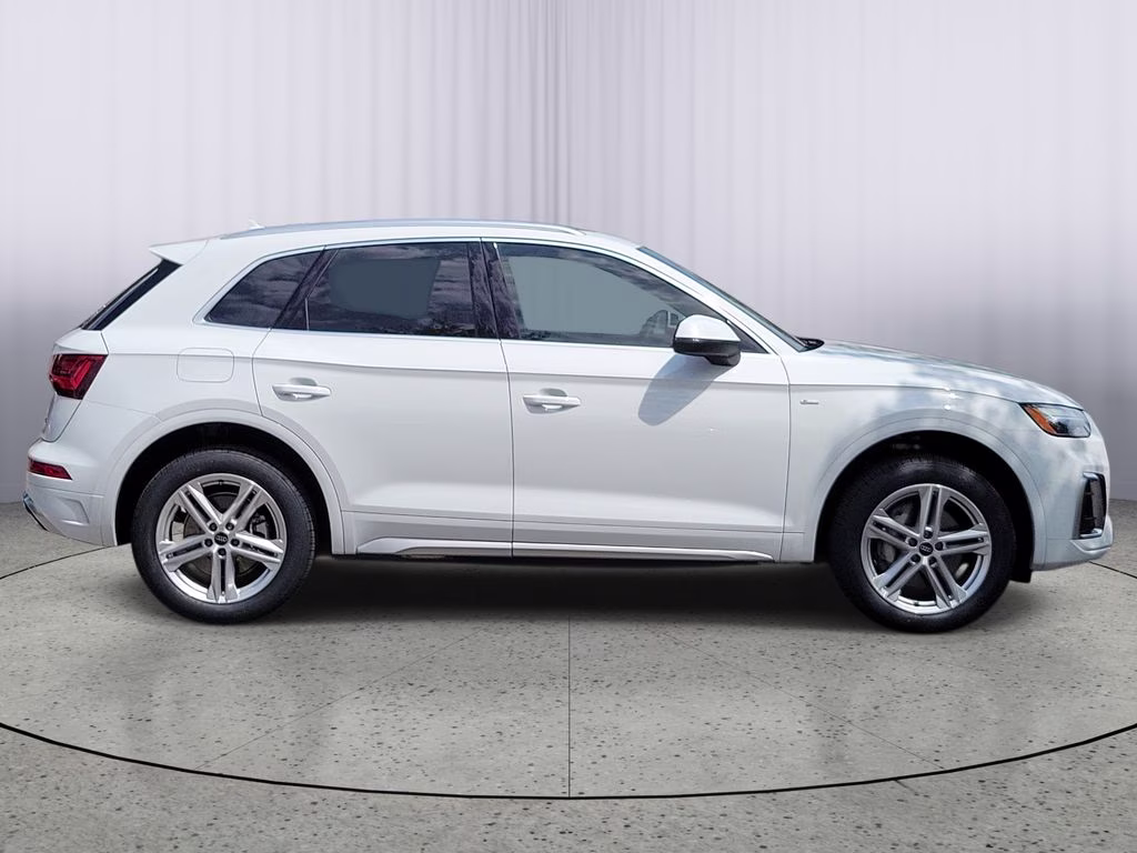 2024 Glacier White Metallic Audi Q5 e S line Premium Plus AWD SUV
