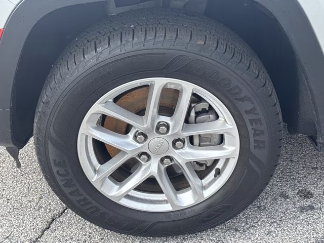 2023 Silver Zynith Jeep Grand Cherokee L Laredo RWD SUV