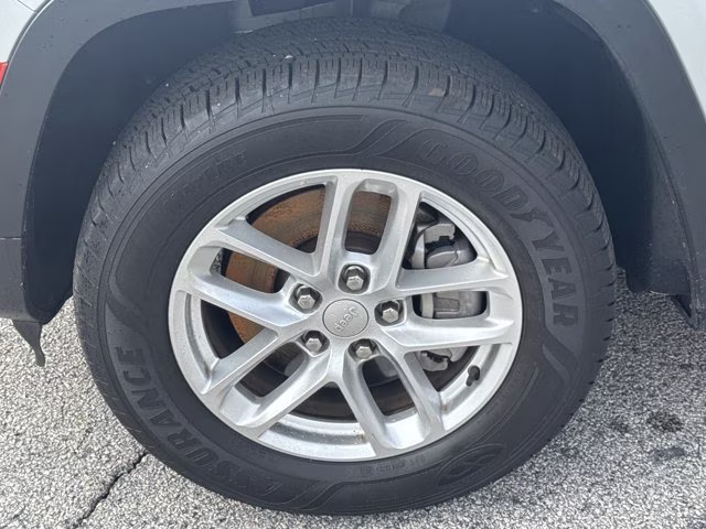 2023 Silver Zynith Jeep Grand Cherokee L Laredo RWD SUV