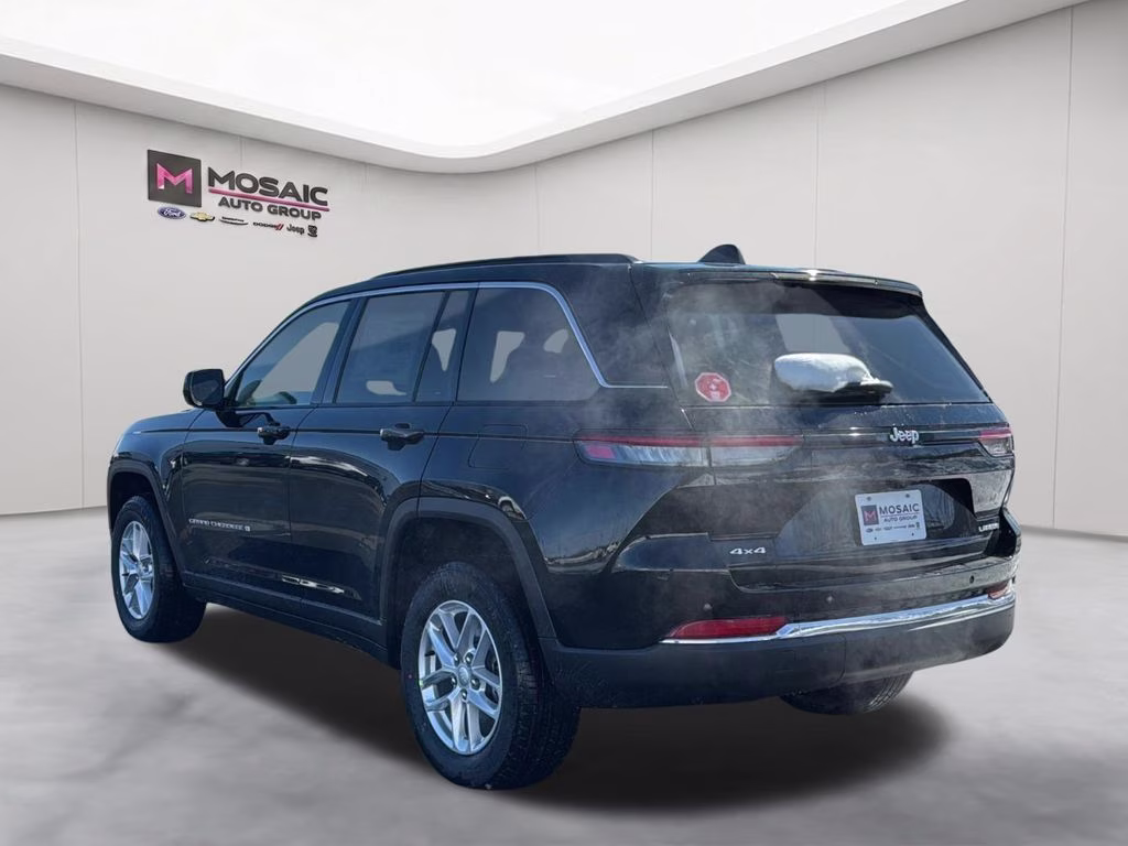 2026 Diamond Black Crystal Pearlcoat Jeep Grand Cherokee Laredo 4X4 SUV