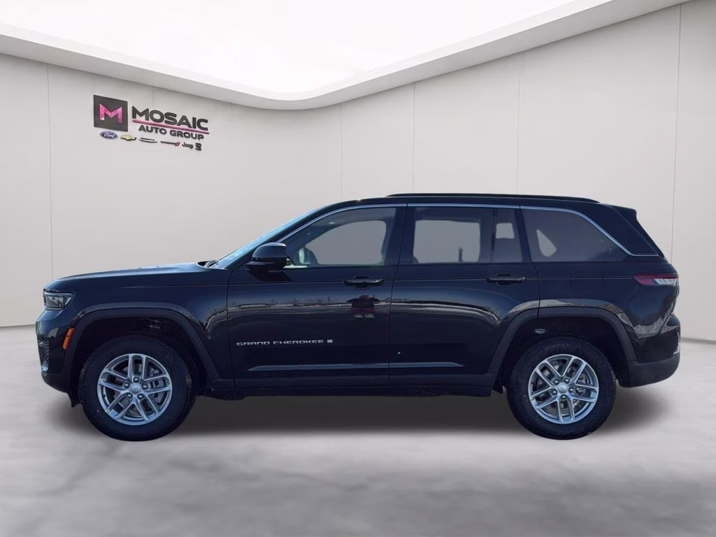 2026 Diamond Black Crystal Pearlcoat Jeep Grand Cherokee Laredo 4X4 SUV