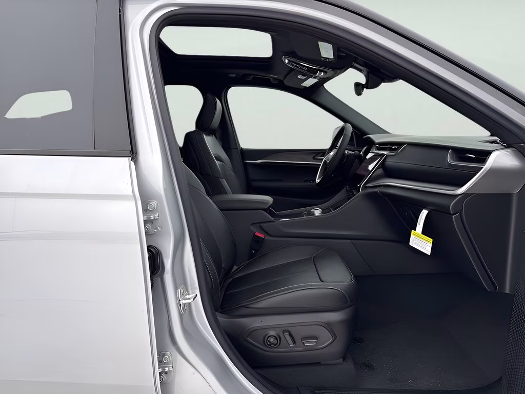 2025 Silver Zynith Jeep Grand Cherokee Limited Blackout Model 4X4 SUV