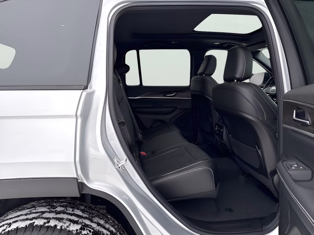2025 Silver Zynith Jeep Grand Cherokee Limited Blackout Model 4X4 SUV