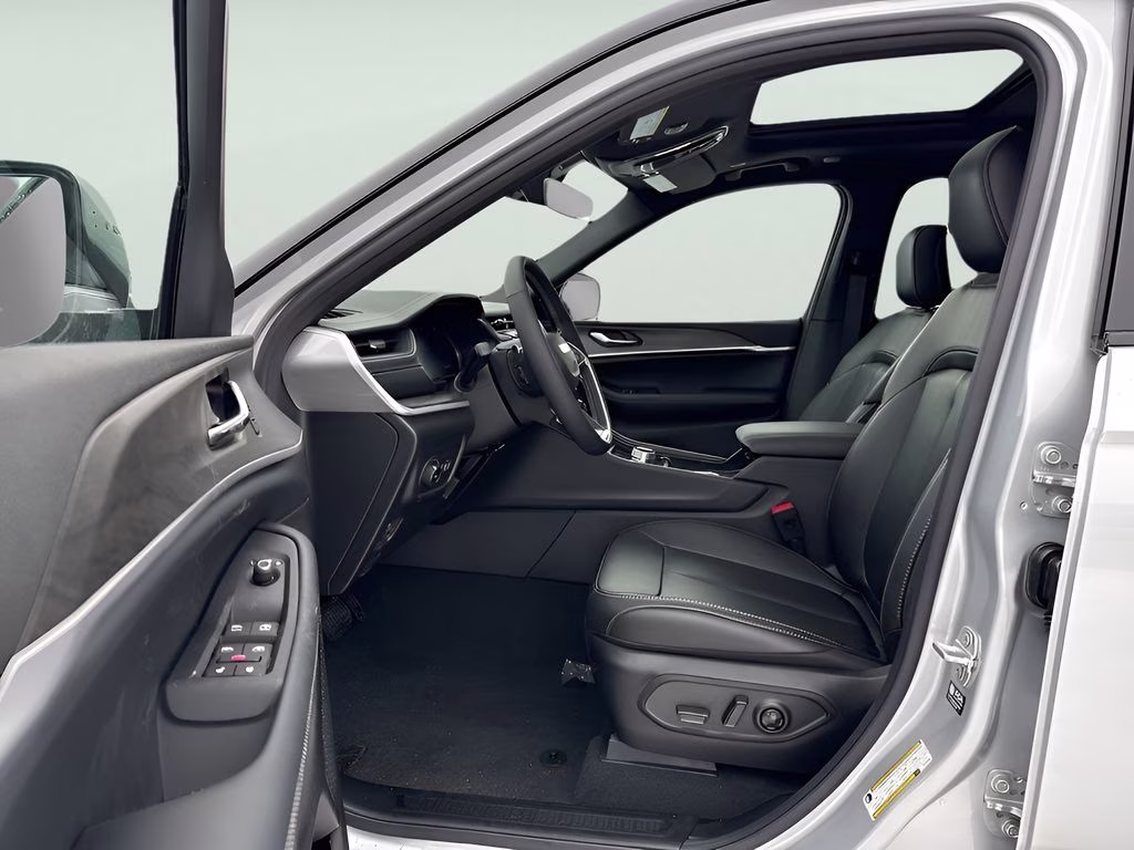 2025 Silver Zynith Jeep Grand Cherokee Limited Blackout Model 4X4 SUV