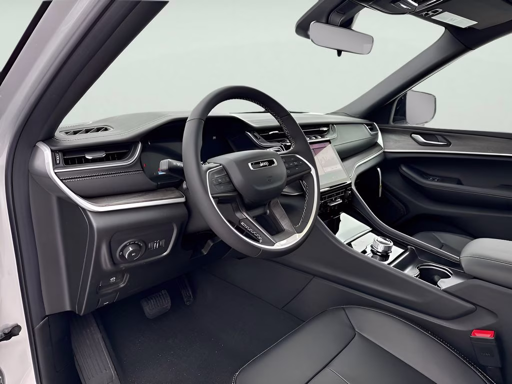 2025 Silver Zynith Jeep Grand Cherokee Limited Blackout Model 4X4 SUV
