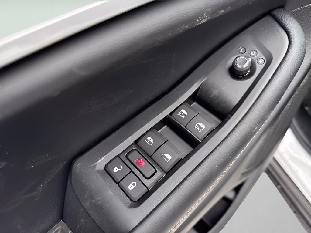 2025 Silver Zynith Jeep Grand Cherokee Limited Blackout Model 4X4 SUV