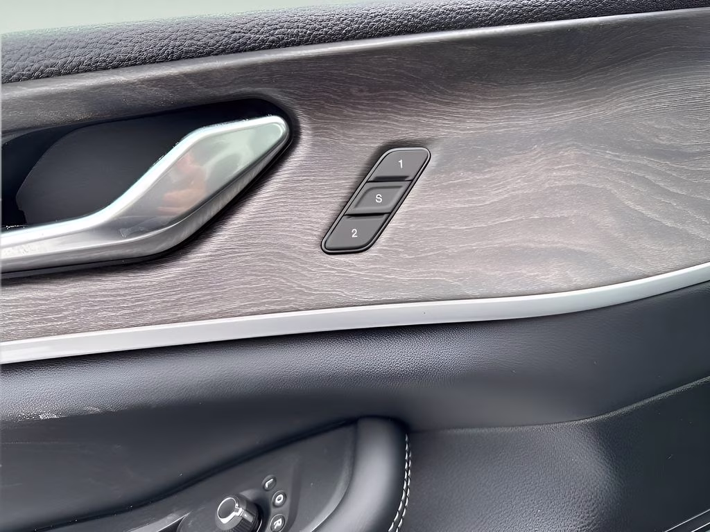 2025 Silver Zynith Jeep Grand Cherokee Limited Blackout Model 4X4 SUV