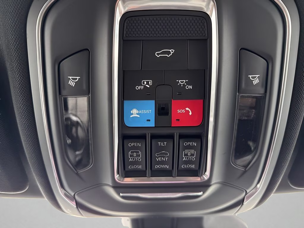 2025 Silver Zynith Jeep Grand Cherokee Limited Blackout Model 4X4 SUV