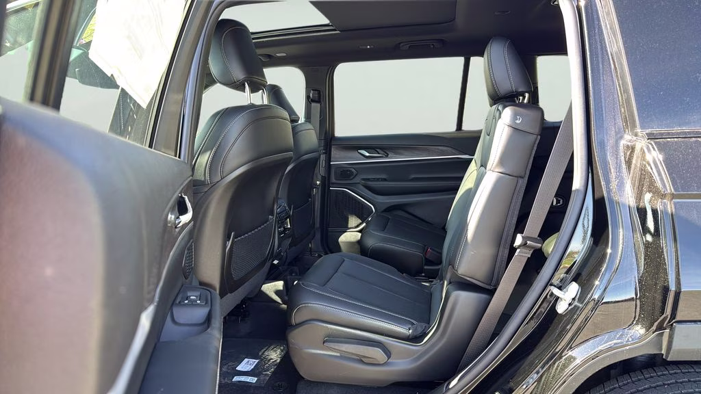 2026 Diamond Black Crystal Pearlcoat Jeep Grand Cherokee L Limited 4X4 SUV