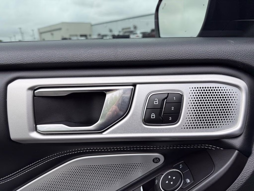 2020 Silver Metallic Ford Explorer ST 4X4 SUV
