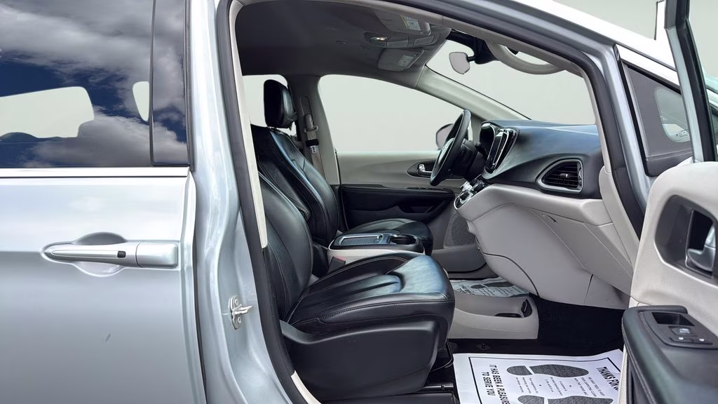 2023 Silver Mist Clearcoat Chrysler Pacifica Touring L FWD Van