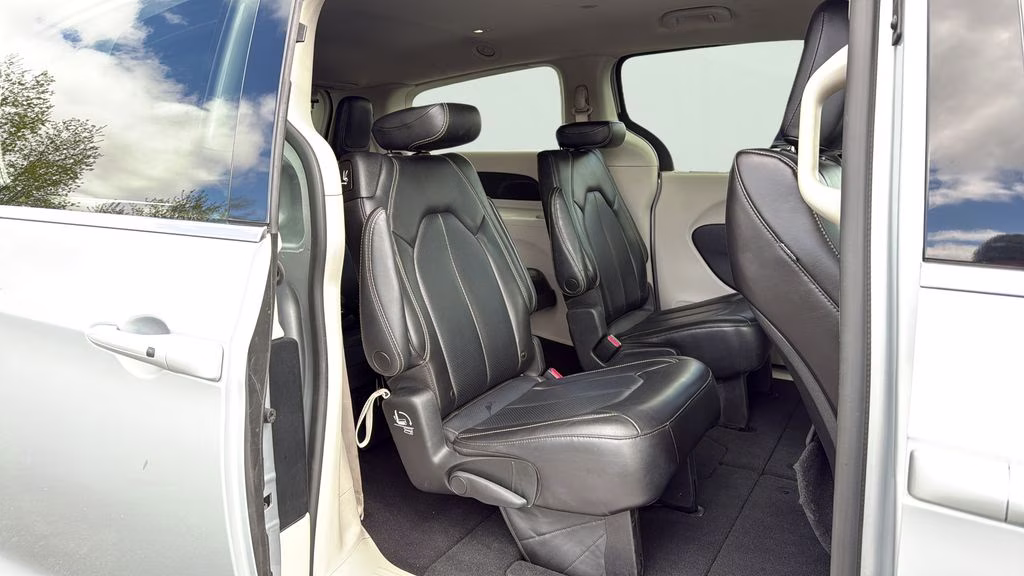 2023 Silver Mist Clearcoat Chrysler Pacifica Touring L FWD Van