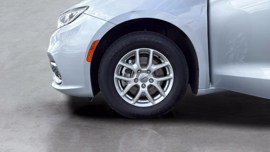 2023 Silver Mist Clearcoat Chrysler Pacifica Touring L FWD Van