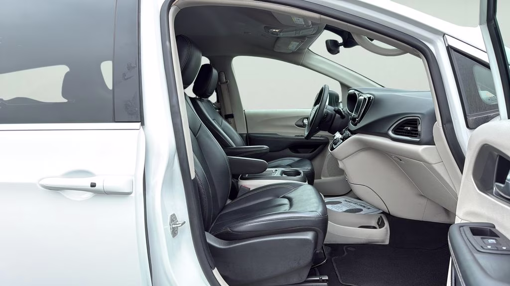 2023 Bright White Clearcoat Chrysler Pacifica Touring L FWD Van