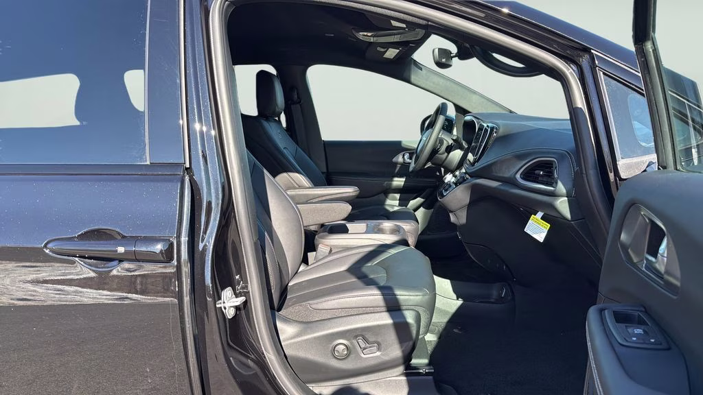 2026 Diamond Black Crystal Pearlcoat Chrysler Pacifica Select S Appearance Package AWD Van