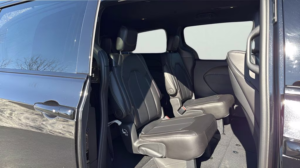 2026 Diamond Black Crystal Pearlcoat Chrysler Pacifica Select S Appearance Package AWD Van