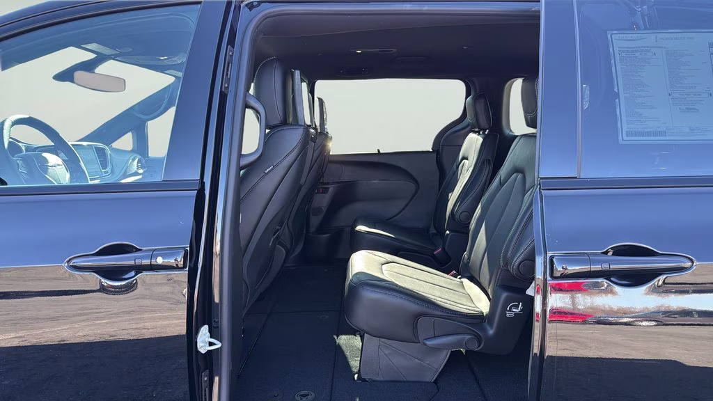 2026 Diamond Black Crystal Pearlcoat Chrysler Pacifica Select S Appearance Package AWD Van