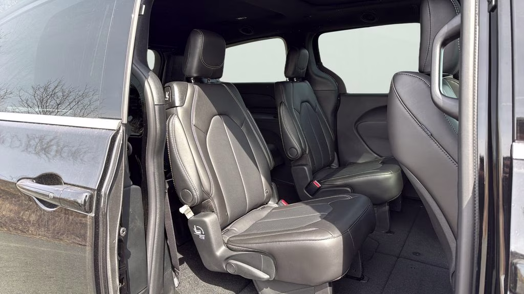 2026 Diamond Black Crystal Pearlcoat Chrysler Pacifica Select AWD Van