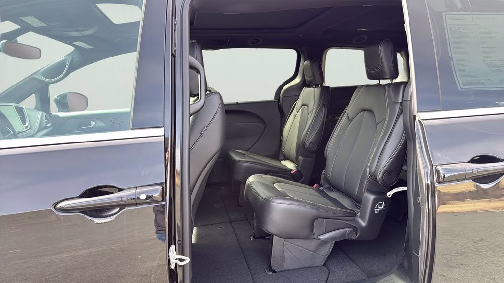 2026 Diamond Black Crystal Pearlcoat Chrysler Pacifica Select AWD Van