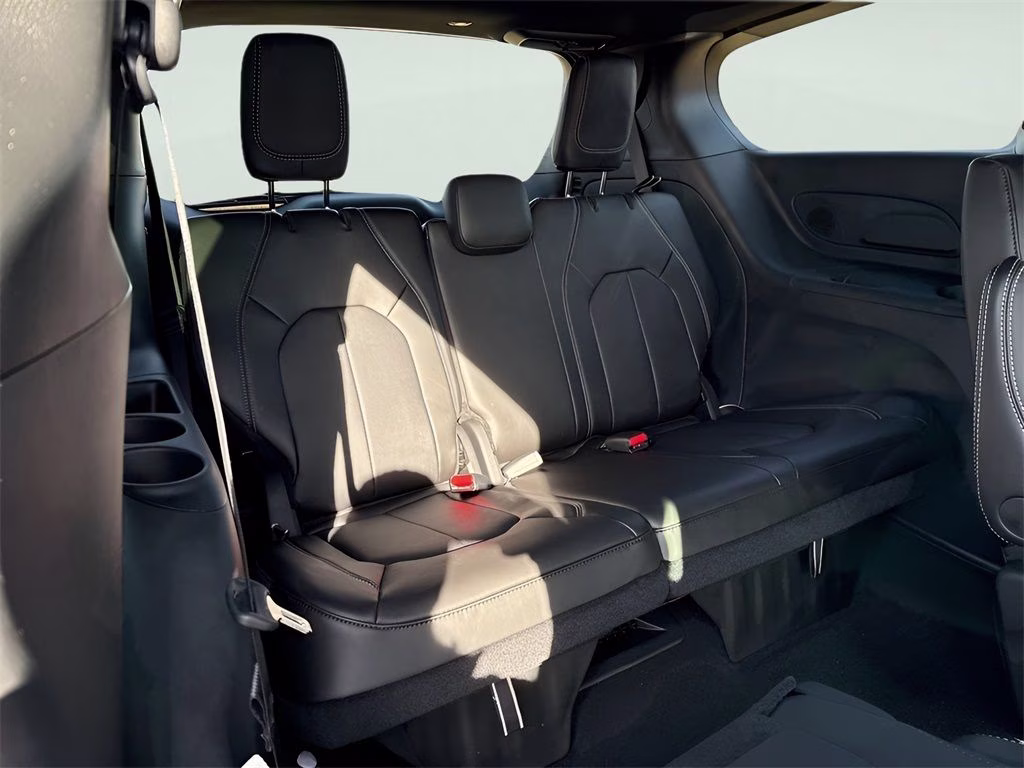 2026 Diamond Black Crystal Pearlcoat Chrysler Pacifica Select Uconnect Theater Family Group II AWD Van