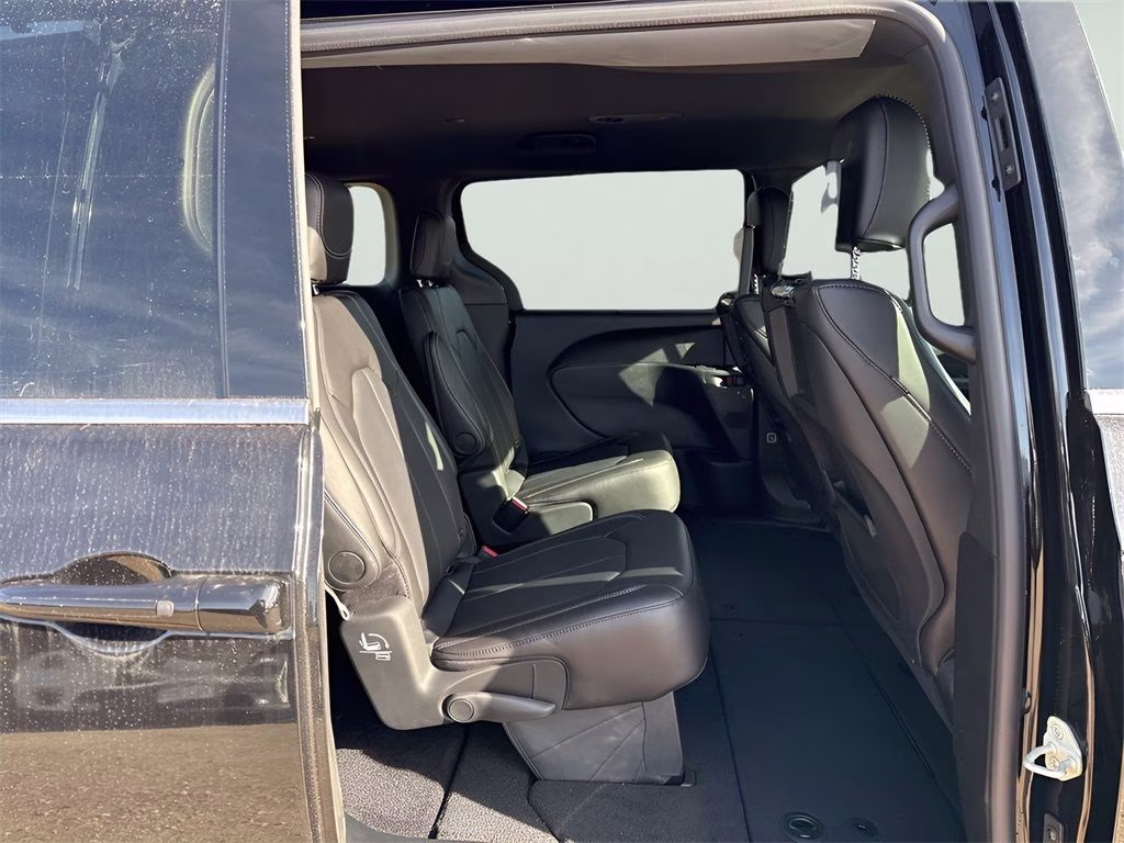 2026 Diamond Black Crystal Pearlcoat Chrysler Pacifica Select Uconnect Theater Family Group II AWD Van