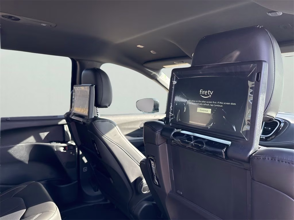 2026 Diamond Black Crystal Pearlcoat Chrysler Pacifica Select Uconnect Theater Family Group II AWD Van