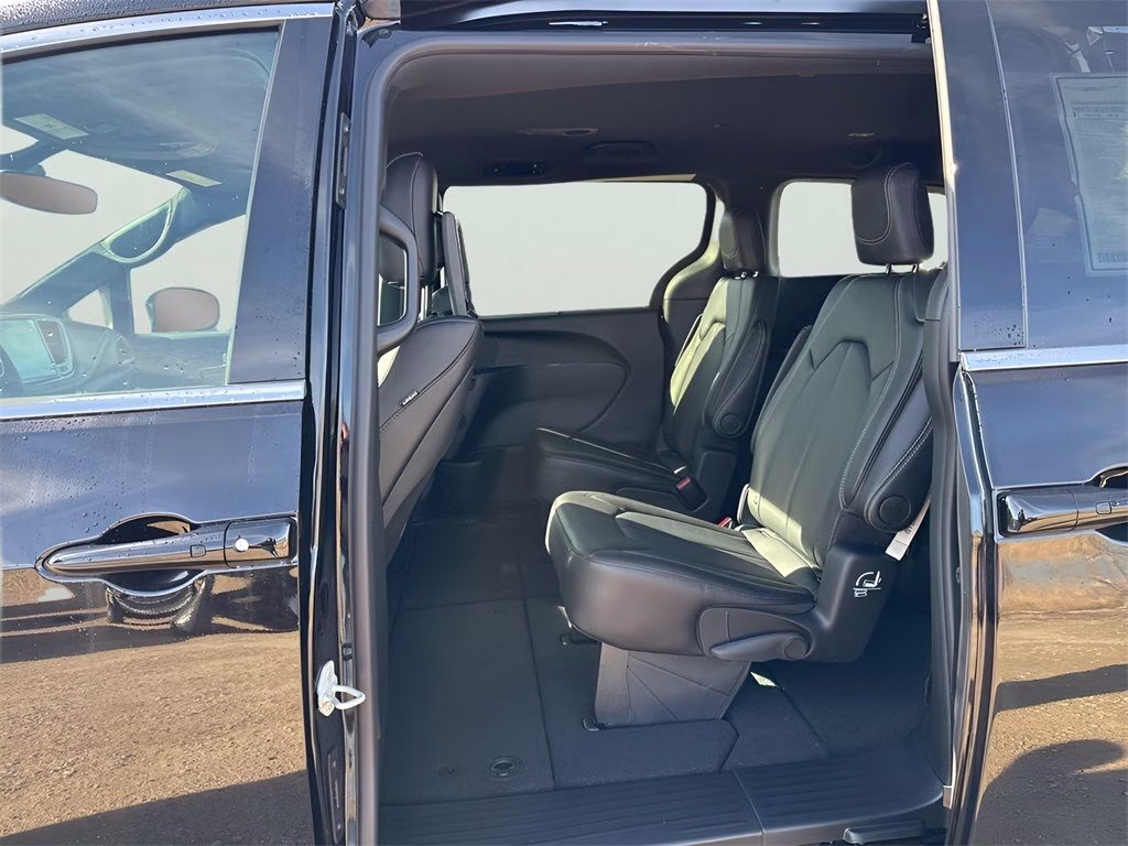 2026 Diamond Black Crystal Pearlcoat Chrysler Pacifica Select Uconnect Theater Family Group II AWD Van