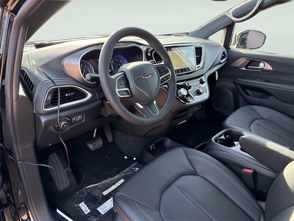 2026 Diamond Black Crystal Pearlcoat Chrysler Pacifica Select Uconnect Theater Family Group II AWD Van