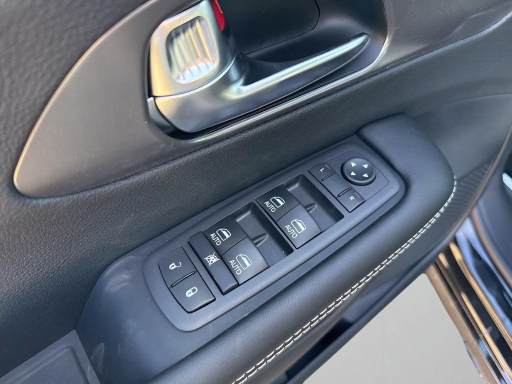 2026 Diamond Black Crystal Pearlcoat Chrysler Pacifica Select Uconnect Theater Family Group II AWD Van