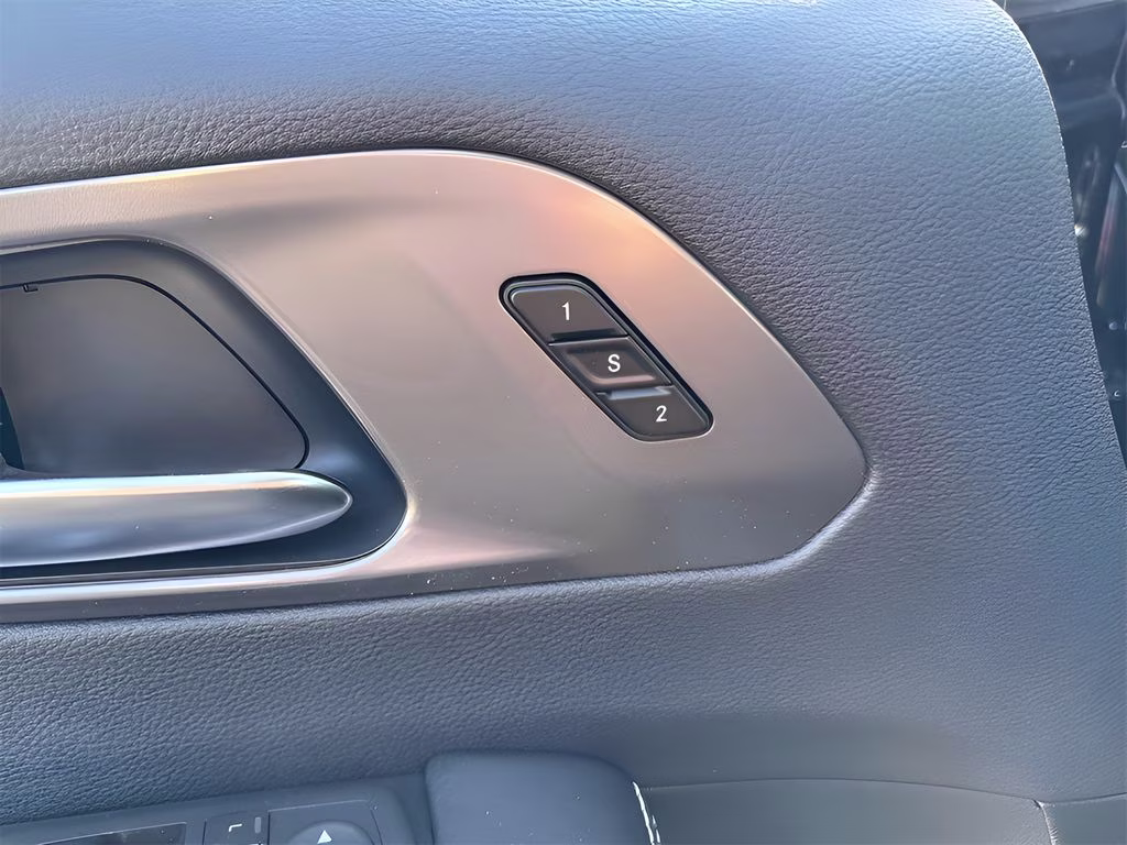 2026 Diamond Black Crystal Pearlcoat Chrysler Pacifica Select Uconnect Theater Family Group II AWD Van