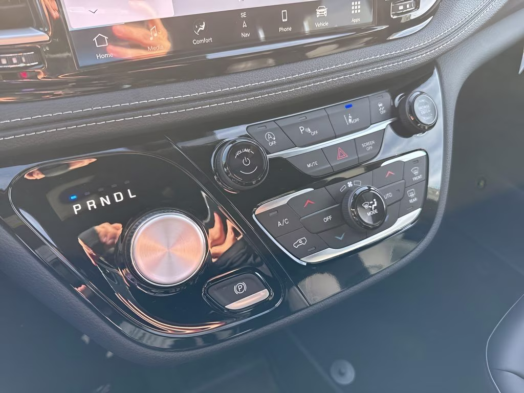 2026 Diamond Black Crystal Pearlcoat Chrysler Pacifica Select Uconnect Theater Family Group II AWD Van