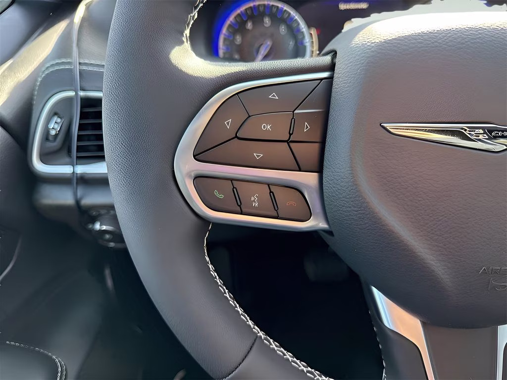 2026 Diamond Black Crystal Pearlcoat Chrysler Pacifica Select Uconnect Theater Family Group II AWD Van