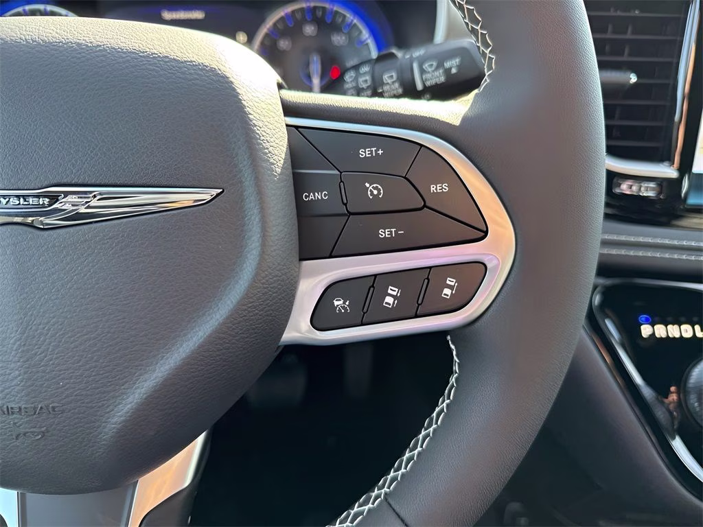 2026 Diamond Black Crystal Pearlcoat Chrysler Pacifica Select Uconnect Theater Family Group II AWD Van