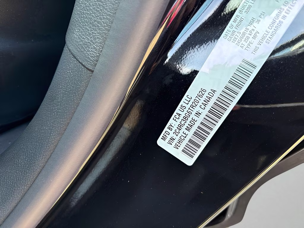 2026 Diamond Black Crystal Pearlcoat Chrysler Pacifica Select Uconnect Theater Family Group II AWD Van