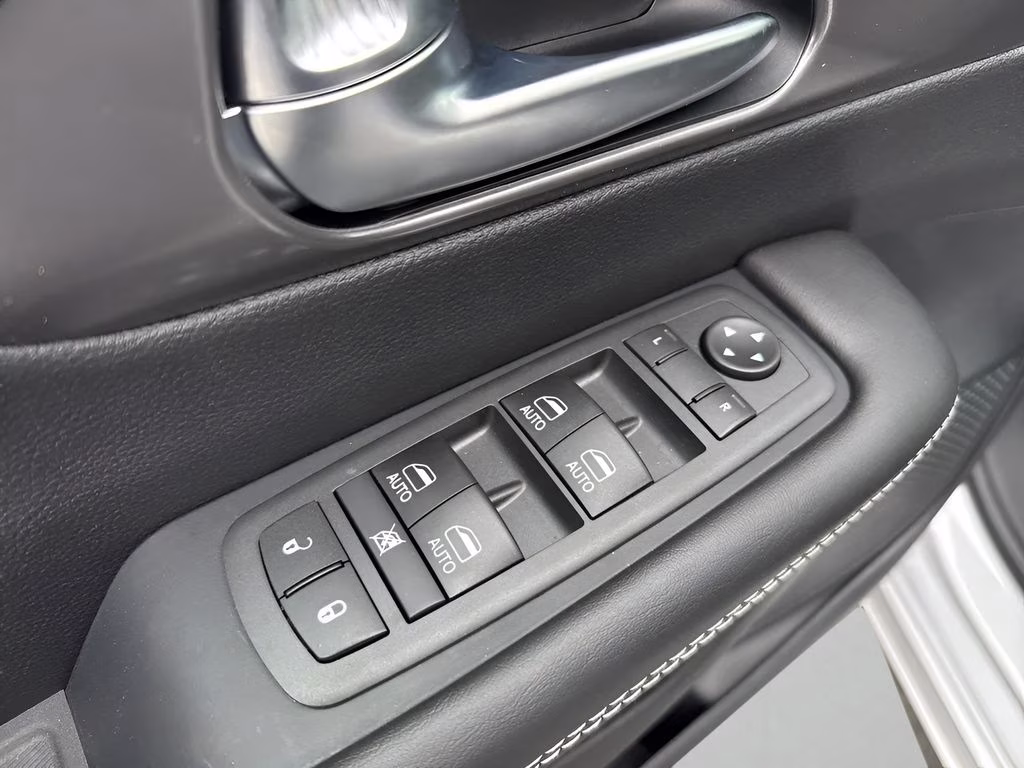2026 Silver Mist Clearcoat Chrysler Pacifica Select Safety Sphere AWD Van